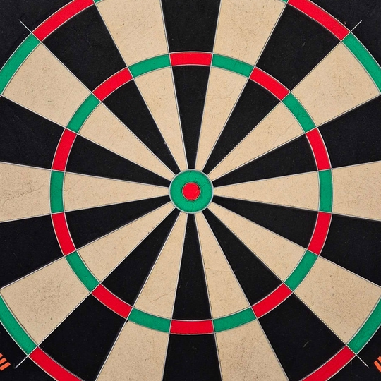 Das Bild zeigt das Produkt GOAT Proscore PWR Steeldartboard. Es handelt sich um ein hochwertiges Steeldartboard für Dartspieler.