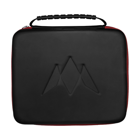 Portfel Mission Luxor Dart Dies ist eine schwarze Tragetasche mit rotem Reißverschluss und einem geprägten Logo auf der Vorderseite. Oben befindet sich ein Griff, um die Tasche leicht zu tragen.