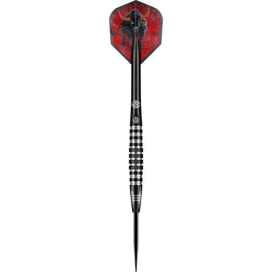 66937_Shot_Americana_The_Wrangler_Steeldarts_1YJmR4FC6x0paj Dieses Bild zeigt einen modernen Steeldartpfeil mit einer schwarz-silbernen Metallspitze. Die Dartflügel sind rot und zeigen das Bild eines schwarzen Stiers.