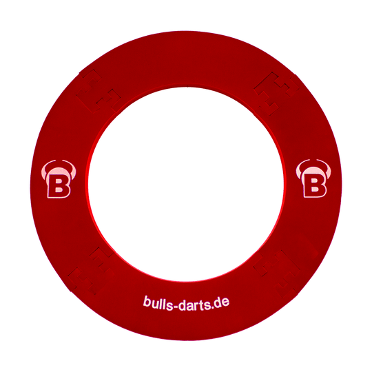 DBS3R_Bulls_Quarterback_Surround_Rot_2 Das Bild zeigt ein rotes Dartboard-Surround mit der Aufschrift "bulls-darts.de". Es trägt das Symbol und den Buchstaben "B" an zwei Stellen.
