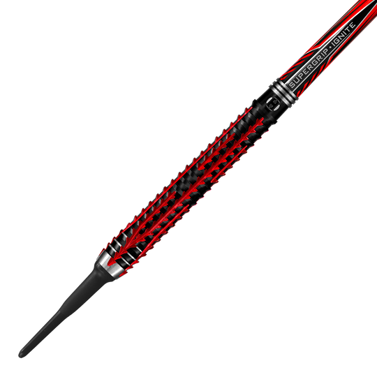 HA27071_Harrows_Fire_Inferno_Softdarts_2 Das Bild zeigt einen Harrows Fire Inferno Softdart mit auffälligem rot-schwarzem Design. Im Hintergrund sind bunte, gestreifte Muster in Rot-, Grau- und Rosatönen zu sehen.