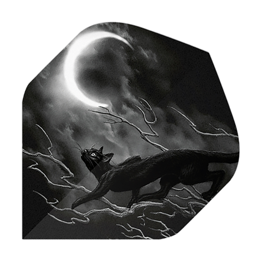 Alchemy Minnaloushe No2 Standard Flights Das Bild zeigt einen schwarzen Kater, der auf knorrigen Ästen unter einem leuchtenden Halbmond läuft. Der Hintergrund ist dunkel und geheimnisvoll, was dem Motiv eine mystische Stimmung verleiht.