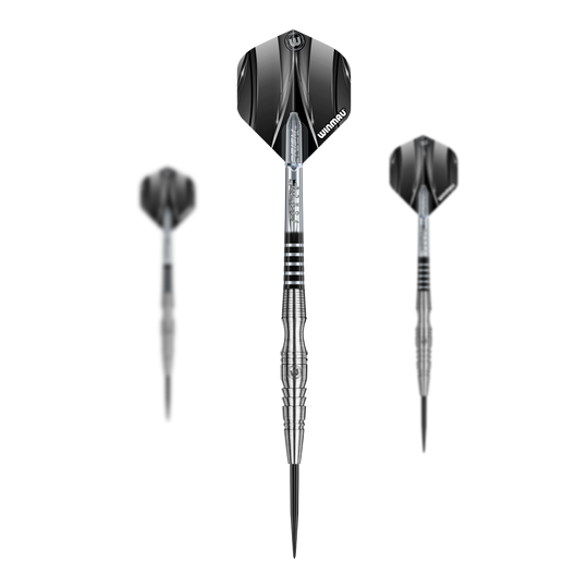 Das Bild zeigt drei Winmau Sniper V3 Steeldarts mit silbernem Schaft und schwarzen Flights. Die Darts sind in einer frontalen und zwei seitlichen Ansichten dargestellt.