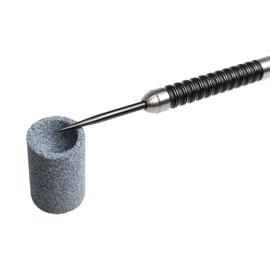 622_Schleifstein_2 Das Bild zeigt einen zylindrischen Schleifstein und ein Metallwerkzeug mit Griff. Das Werkzeug wird in den Schleifstein eingeführt.