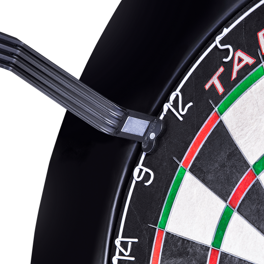 System oświetlenia tarczy LED Target CORONA Vision Das Bild zeigt einen LED-Beleuchtungsring, der an einem Dartboard befestigt ist. Das Produkt heißt "Target CORONA Vision LED Dartboard Lighting System".