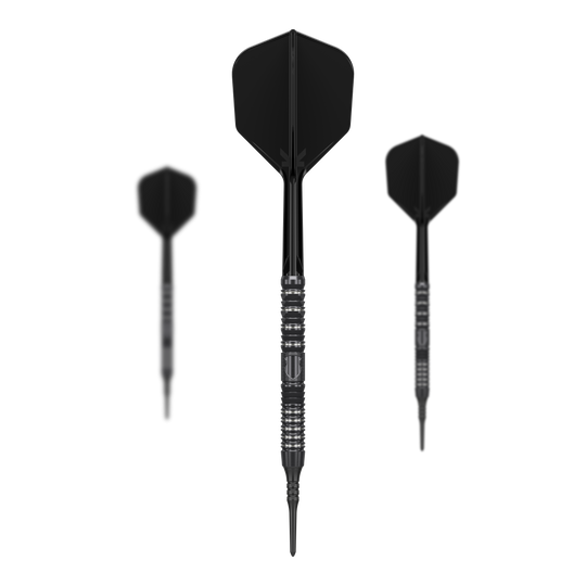 Das Bild zeigt drei schwarze Softdarts mit unterschiedlich großen Flights. In der Mitte befindet sich der Target Japan Black Marque Draco GEN2 Softdart mit einem Gewicht von 20g.