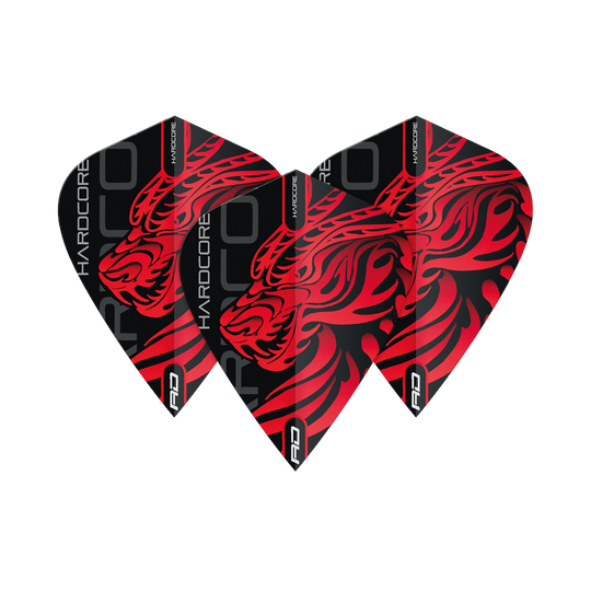 TF6500_Red_Dragon_Hardcore_Jonny_Clayton_Dragon_Kite_Flights_1zzsabP2KJocdD Das Bild zeigt drei Dart-Flights mit einem roten Drachenmuster auf schwarzem Hintergrund. Auf den Flights steht der Schriftzug "HARDCORE" und das "RD"-Logo ist am unteren Rand zu sehen.