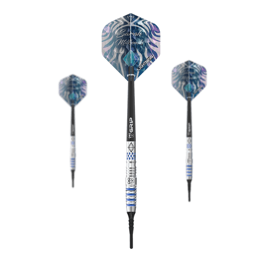 Bulls Sarah Milkowski Soft Darts - 20g Das Bild zeigt drei Softdarts des Modells "Bulls Sarah Milkowski Softdarts - 20g". Die Darts haben ein silber-blaues Design und einen auffälligen Flight mit dem Namen "Sarah Milkowski".