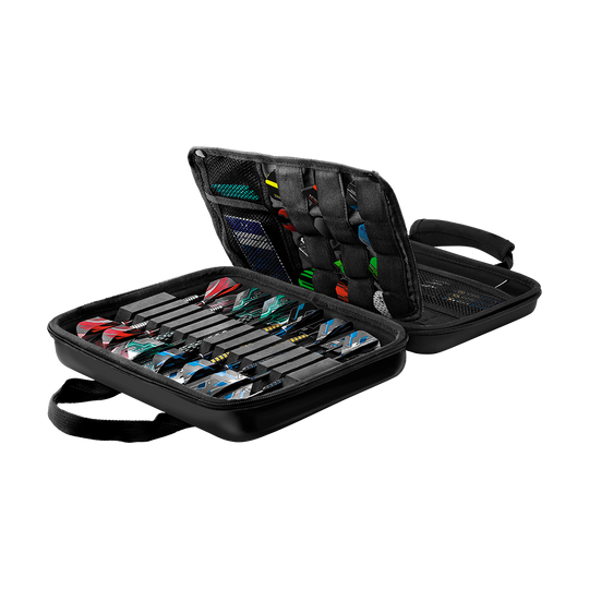 HRT-16525_Harrows_Imperial_Dartcase_Schwarz_2 Das Bild zeigt das Harrows Imperial Dartcase in Schwarz, das geöffnet ist und verschiedene Dartpfeile sowie Zubehör ordentlich aufbewahrt. Das robuste Etui hat Fächer, elastische Bänder und Netztaschen zur sicheren Organisation der Dartutensilien.