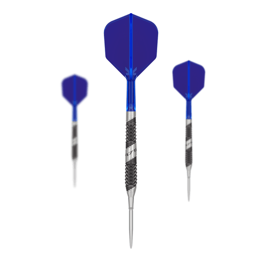 Lotki stalowe Target 975 Ultra Marine 02 Swiss Point Das Bild zeigt drei Steeldarts des Produkts "Target 975 Ultra Marine 02 Swiss Point". Die Darts haben blaue Flights und silber-schwarze Barrels mit einem strukturierten Griff.