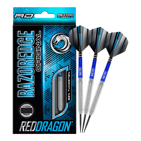 Oryginalne stalowe lotki Red Dragon Razor Edge Das Bild zeigt eine Packung „Red Dragon Razor Edge Original Steeldarts - 24g“ und drei dazugehörige Dartpfeile. Die Verpackung ist hauptsächlich blau und schwarz gestaltet und hebt den Schriftzug „RAZOREDGE ORIGINAL“ sowie „85% TUNGSTEN“ hervor.