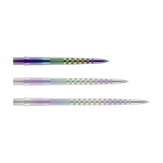 Końcówki do lotek Mission Caliburn EVO - Ripple - Coral Auf dem Bild sind drei bunte Steeldartspitzen mit einem geriffelten und gewellten Muster zu sehen. Sie liegen parallel nebeneinander auf einem grünen Hintergrund.