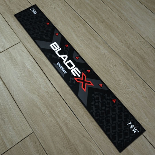 Linka do rzutu Winmau Blade X Zu sehen ist die Winmau Blade X Abwurflinie. Sie hilft, die richtige Entfernung beim Werfen festzulegen.