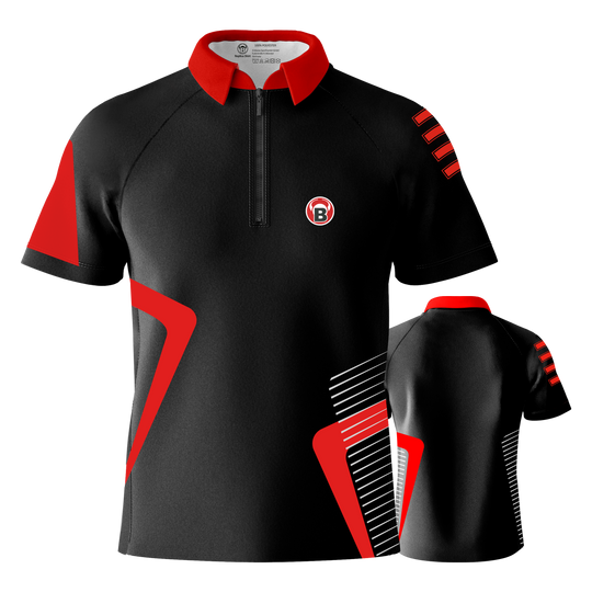 Koszulka Bulls Team Dart - czerwona Das Bild zeigt ein schwarzes Dartshirt mit roten und weißen Akzenten. Das Shirt hat einen roten Kragen und das Bulls-Logo auf der Vorderseite.