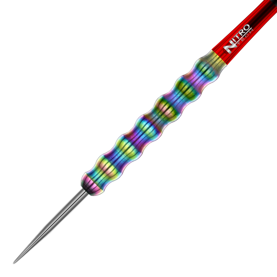 Das Bild zeigt einen bunten Steeldart aus der "Red Dragon 50 Year Collection Shockwave" mit einem Gewicht von 26g. Der Dart hat einen geriffelten, regenbogenfarbenen Griff und eine rote Nitro Tech-Schafte.