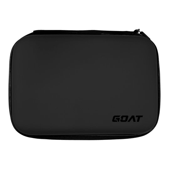 Portfel do darta GOAT Locker XL Das Bild zeigt eine schwarze rechteckige Tasche mit abgerundeten Ecken. In der unteren rechten Ecke befindet sich das Logo mit der Aufschrift "GOAT".