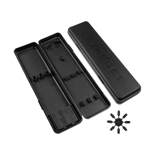 Target_Plastikboxf23GfQf010hUT Das Bild zeigt ein schwarzes, geöffnetes Etui für Darts mit dem Schriftzug "TARGET" auf dem Deckel. Daneben liegt ein kleines, sternförmiges Zubehörteil für Dartspitzen.