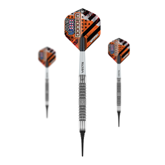 Miękkie rzutki Winmau Jules Van Dongen - 20g Das Bild zeigt drei Winmau Jules Van Dongen Softdarts mit einem Gewicht von 20g. Die Darts haben auffällige, orange-schwarze Flights und eine silberne, geriffelte Griffzone.