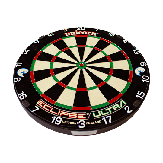 Das Bild zeigt eine Unicorn Eclipse Ultra Steeldartboard. Die Dartscheibe hat ein klassisches Design mit schwarzen, weißen, roten und grünen Feldern sowie klaren Zahlen.