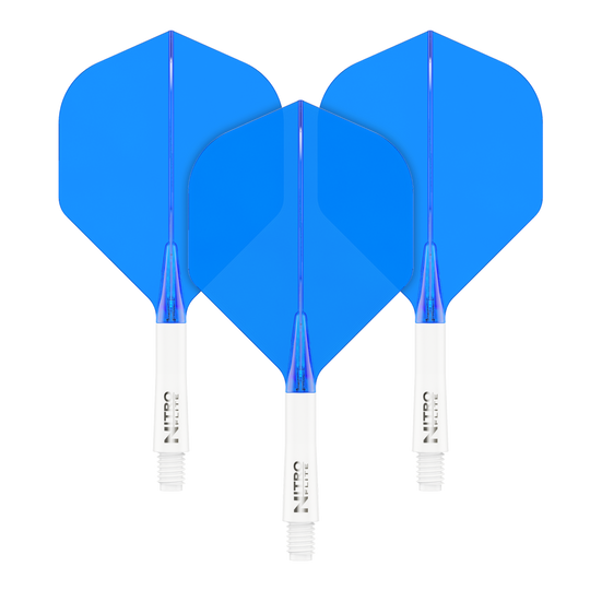 Auf dem Bild sind drei blaue Dart-Flights mit weißen Schäften zu sehen. Sie stehen nebeneinander und haben die gleiche Größe und Form.