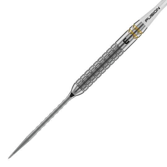 Winmau Gian Van Veen W-MAX Switch Point Steeldarts werden aus einer anderen Perspektive gezeigt. Die Darts liegen auf einer weißen Fläche.