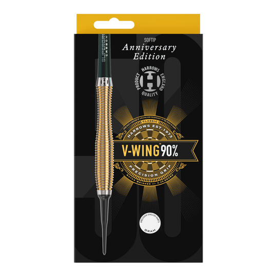 Harrows Anniversary Edition V-Wing Soft Darts - 18g Auf dem Bild ist eine Packung der "Harrows Anniversary Edition V-Wing Softdarts - 18g" zu sehen. Die Verpackung ist schwarz-gold gestaltet und hebt die Präzisionsqualität und den 90%igen Tungsten-Anteil hervor.