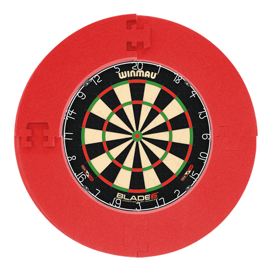 Gezeigt wird das Winmau Blade 6 Bundle mit 12 McDart Steeldarts und einem roten Catchring. Das Bild stellt ein Darts-Set dar.