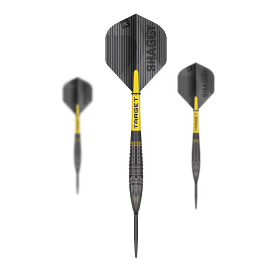 Lotki stalowe Target Scott Williams Shaggy Black Swiss Point Das Bild zeigt drei Steeldarts des Modells "Target Scott Williams Shaggy Black Swiss Point". Die Darts sind überwiegend schwarz mit gelben Elementen und haben Flights mit der Aufschrift "SHAGGY".