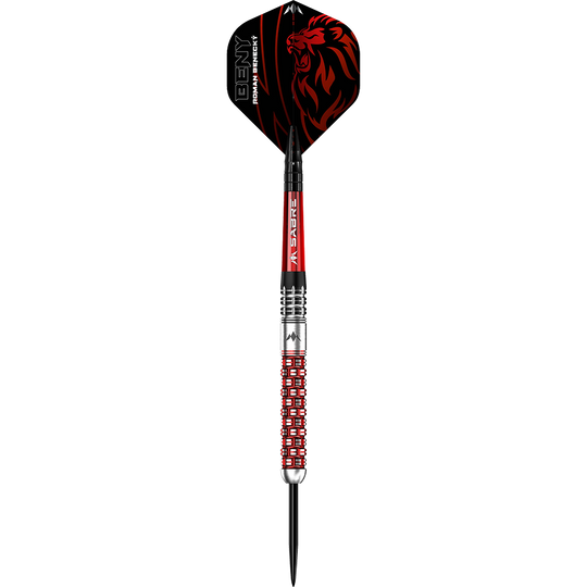 Dies ist ein Steeldart mit dem Namen "Mission Roman Benecky Black Red Steeldarts - 24g". Er ist in den Farben Schwarz, Rot und Silber gestaltet und zeigt ein Löwenmotiv auf dem Flight.