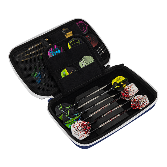 Etui na lotki Harrows Smart Case XL Das Bild zeigt ein geöffnetes Dart-Etui mit mehreren Darts und Zubehörteilen. In den Fächern sind verschiedene Flights und Spitzen ordentlich verstaut.