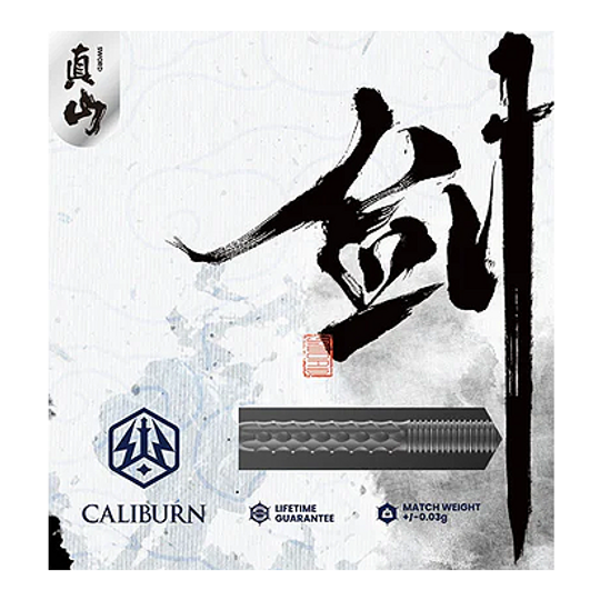 Stalowe lotki Caliburn Sword S1 Das Bild zeigt die Verpackung der "Caliburn Sword S1 Steeldarts". In der Mitte ist ein Dartpfeil abgebildet, umgeben von asiatischer Kalligrafie.