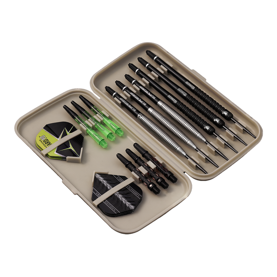 Etui na lotki Harrows Slimcase Die Abbildung zeigt ein geöffnetes Etui mit mehreren Darts, Ersatzflights und Shafts. Die Darts und Zubehörteile sind ordentlich in dem hellgrauen Slimcase sortiert.