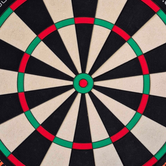 Stalowa tarcza do darta Unicorn Eclipse Ultra 2.0 Unicorn Eclipse Ultra 2.0 Steeldartboard ist rund und detailreich abgebildet. Die Segmente sind gut ablesbar.