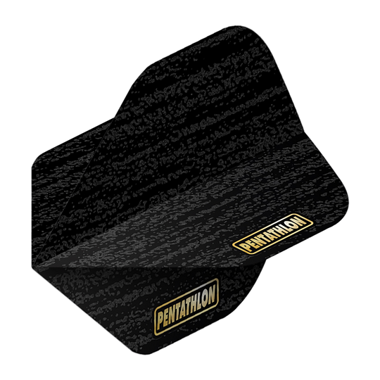 Pentathlon Flights RT Sandblast Das Bild zeigt das Produkt "Pentathlon RT Sandblast No2 Standard Flights". Die Flights sind schwarz mit einem sandgestrahlten Muster und dem goldenen Pentathlon-Logo.