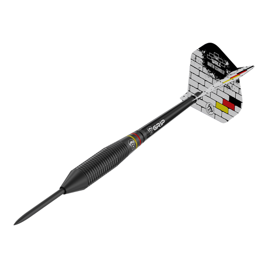 Auf dem Bild ist ein schwarzer Steeldart mit der Aufschrift "Bulls Martin Schindler The Wall Black Brass Steeldarts" zu sehen. Die Flights zeigen ein Ziegelsteinmuster mit Schwarz-Rot-Goldenen Akzenten.