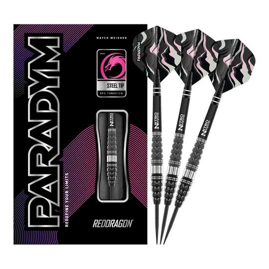 Rzutki stalowe Red Dragon Paradym Torpedo Das Bild zeigt die Red Dragon Paradym Torpedo Steeldarts zusammen mit ihrer Verpackung. Die Darts haben ein schwarz-silbernes Design und sind für Präzision und Langlebigkeit bekannt.