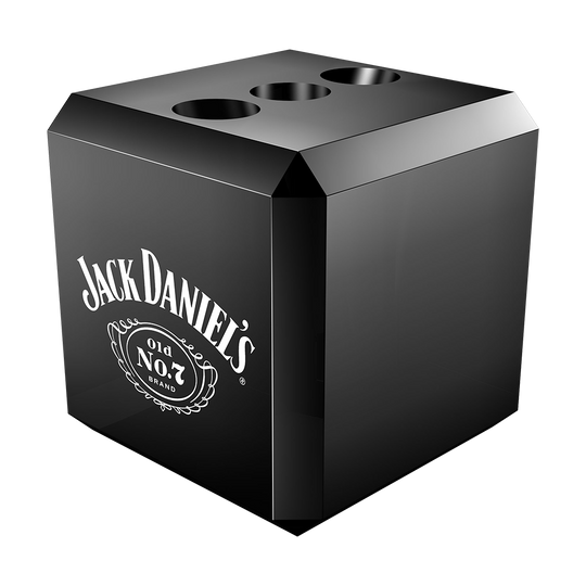 Das Bild zeigt einen schwarzen Würfel mit dem Jack Daniel's Logo darauf. Oben auf dem Würfel befinden sich drei runde Öffnungen zur Aufbewahrung von Darts.