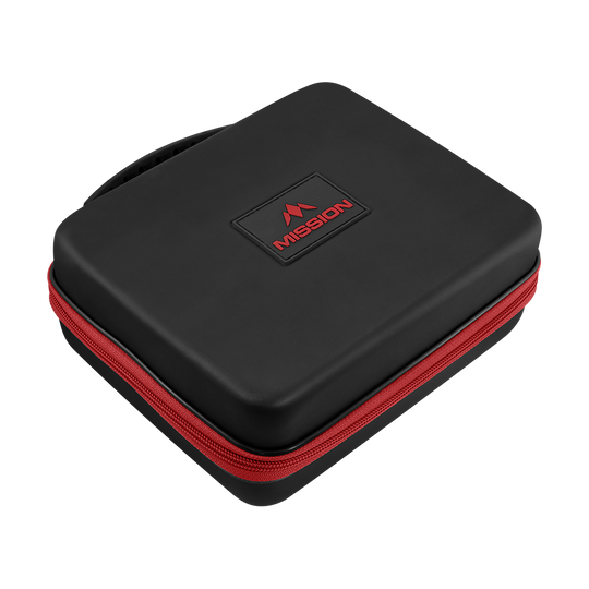 Portfel Mission Luxor Dart Das Bild zeigt eine schwarze Dart-Tasche mit einem roten Reißverschluss. Auf der Oberseite steht das Wort „MISSION“ in Rot.