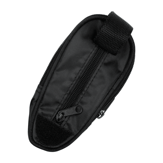 723_McDart_Slim_Case_Darttasche_Schwarz_2 Das Bild zeigt eine schwarze, schlanke Darttasche mit einem Reißverschluss. Die Tasche ist kompakt und eignet sich zum sicheren Verstauen von Dartzubehör.