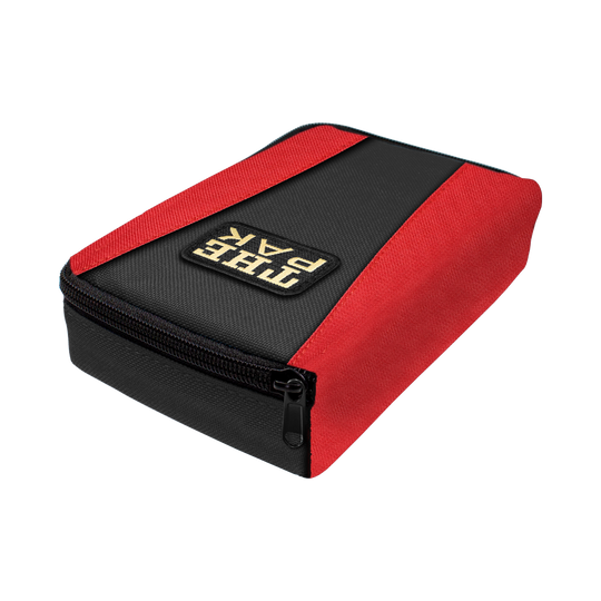 Die Abbildung zeigt das Produkt "The Pak Multi Dartcase - Rot Schwarz". Das Dartcase ist überwiegend schwarz mit roten Seiten und einem Reißverschluss.