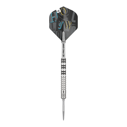Target Chris Dobey GEN1 Swiss Point Steeldarts Das Bild zeigt einen silbernen Steeldartpfeil mit einer schwarzen Flight und dem Aufdruck "PRO GRIP" auf dem Schaft. Der Flight hat farbige Buchstaben in Blau, Gelb und Weiß aufgedruckt.