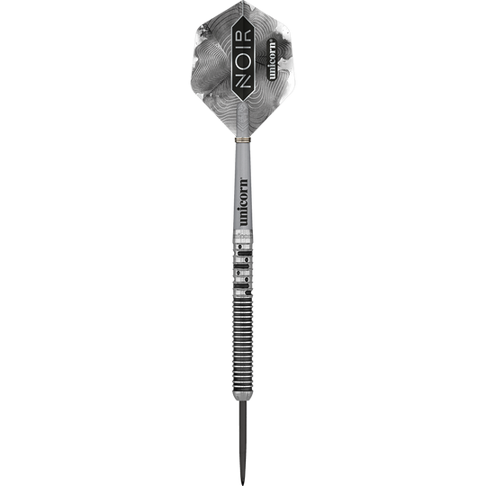 Das Bild zeigt einen Steeldart aus der Serie „Unicorn Noir Gary Anderson Phase 5“. Der Dartpfeil ist silber-schwarz und hat ein modernes, glänzendes Design mit dem Schriftzug „unicorn“ und „NOIR“ auf dem Flight.