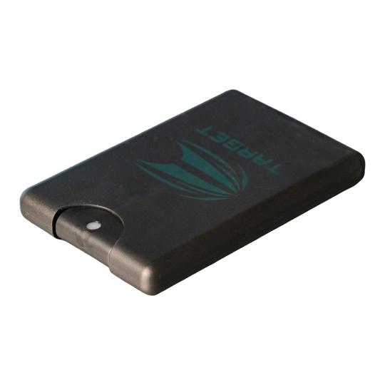 Das Target Dart Servicing Kit ist auf diesem Bild zu sehen. Es enthält verschiedene Werkzeuge für Dartspieler.