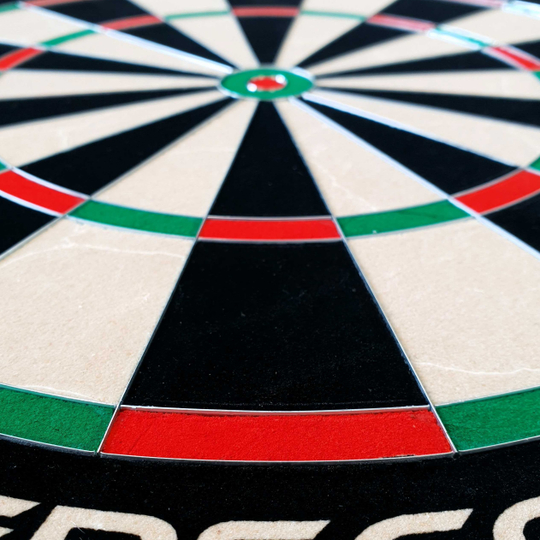 Tarcza do darta GOAT Everscore Steel Das Bild zeigt ein GOAT Everscore Steeldartboard aus nächster Nähe. Die farbigen Felder und der Mittelpunkt sind deutlich erkennbar.