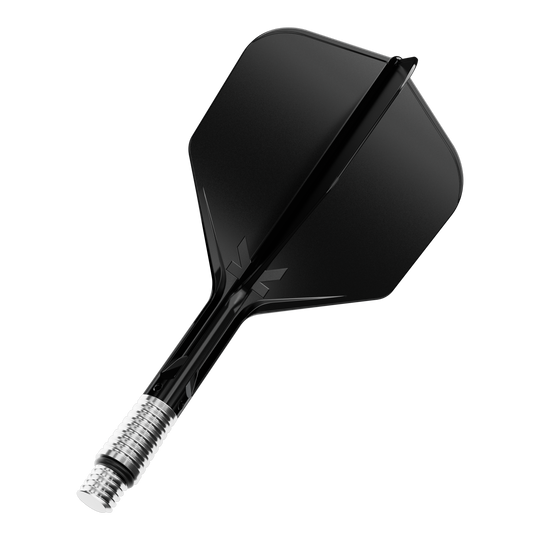 Auf dem Bild ist ein Flight für Darts in schwarzer Farbe zu sehen, Modell KShift No6, 26mm. Es handelt sich um ein Standardprodukt von Target.