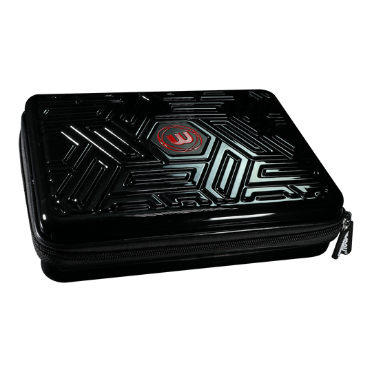 Winmau Armor G4 Dartwallet Das Bild zeigt ein schwarzes Dart-Etui mit einem glänzenden, geometrischen Muster auf der Oberfläche. In der Mitte befindet sich ein rotes Winmau-Logo.