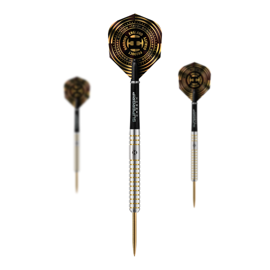 Edycja rocznicowa Harrows Oryginalne Steeldarts Auf dem Bild sind drei Steeldarts mit silbernem Schaft und gold-schwarzen Flights zu sehen. In der Mitte steht ein Dart, auf dessen Flight das Logo zum Jubiläum der Marke Harrows abgebildet ist.