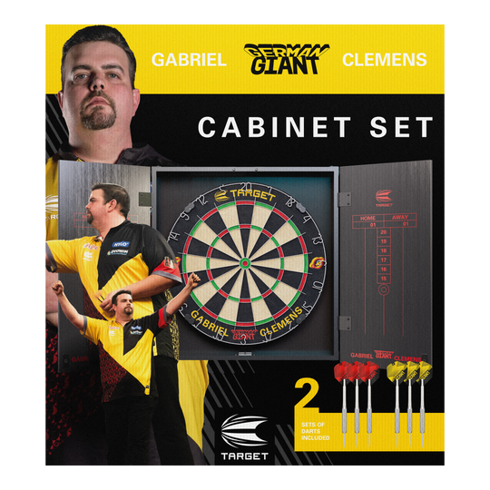 Das Bild zeigt das "Target Gabriel Clemens Kabinet Dartboard Set" mit einer Dartscheibe und zwei Dart-Sets. Auf der Verpackung sind Bilder von Gabriel Clemens sowie das Logo "German Giant" zu sehen.