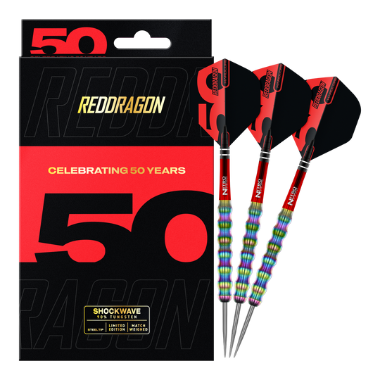 Das Bild zeigt die "Red Dragon 50 Year Collection Shockwave Steeldarts - 26g" zusammen mit ihrer Verpackung. Die Darts haben einen bunten, metallischen Schaft und schwarze Flights mit roten Akzenten.