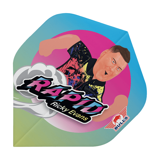 Gracz Bulls NL 100 Ricky'ego Evansa Cartoon nr 2 Standardowe loty Das Bild zeigt ein Dartflight mit einer bunten Karikatur von Ricky Evans. Auf dem Flight steht „Rapid Ricky Evans“ und unten rechts befindet sich das Bulls-Logo.